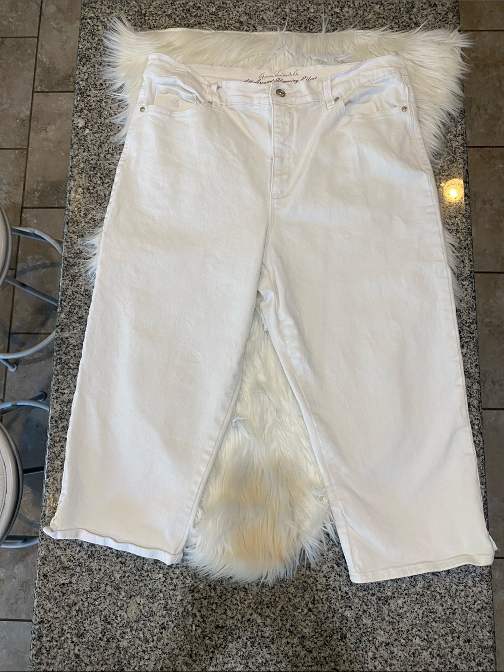 4/$20 white Gloria Vanderbilt capris
